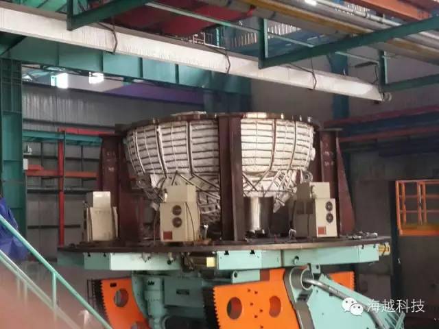 封頭預(yù)熱和消氫處理  封頭直徑2000mm，厚100mm  預(yù)熱150攝氏度，消氫320攝氏度  加熱工裝形式：采用感應(yīng)加熱電纜沿工件外圍均勻纏繞。  加熱時(shí)間：預(yù)熱30~40分鐘，消氫2~3小時(shí)